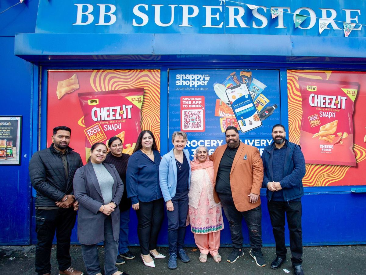 Yvette Cooper felicitates Pontefract c-store on 40-year milestone