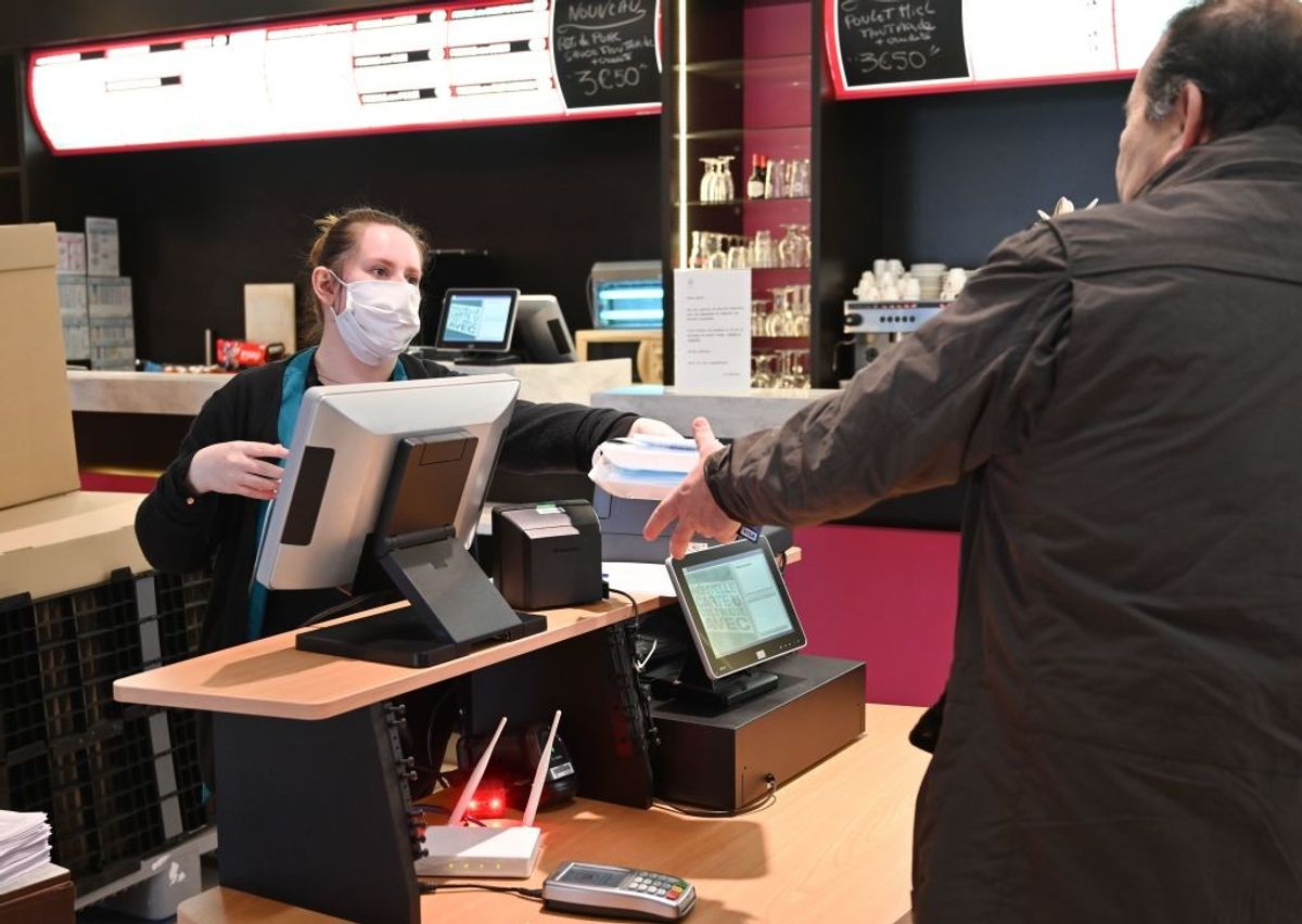 French stores chitchat at the checkout