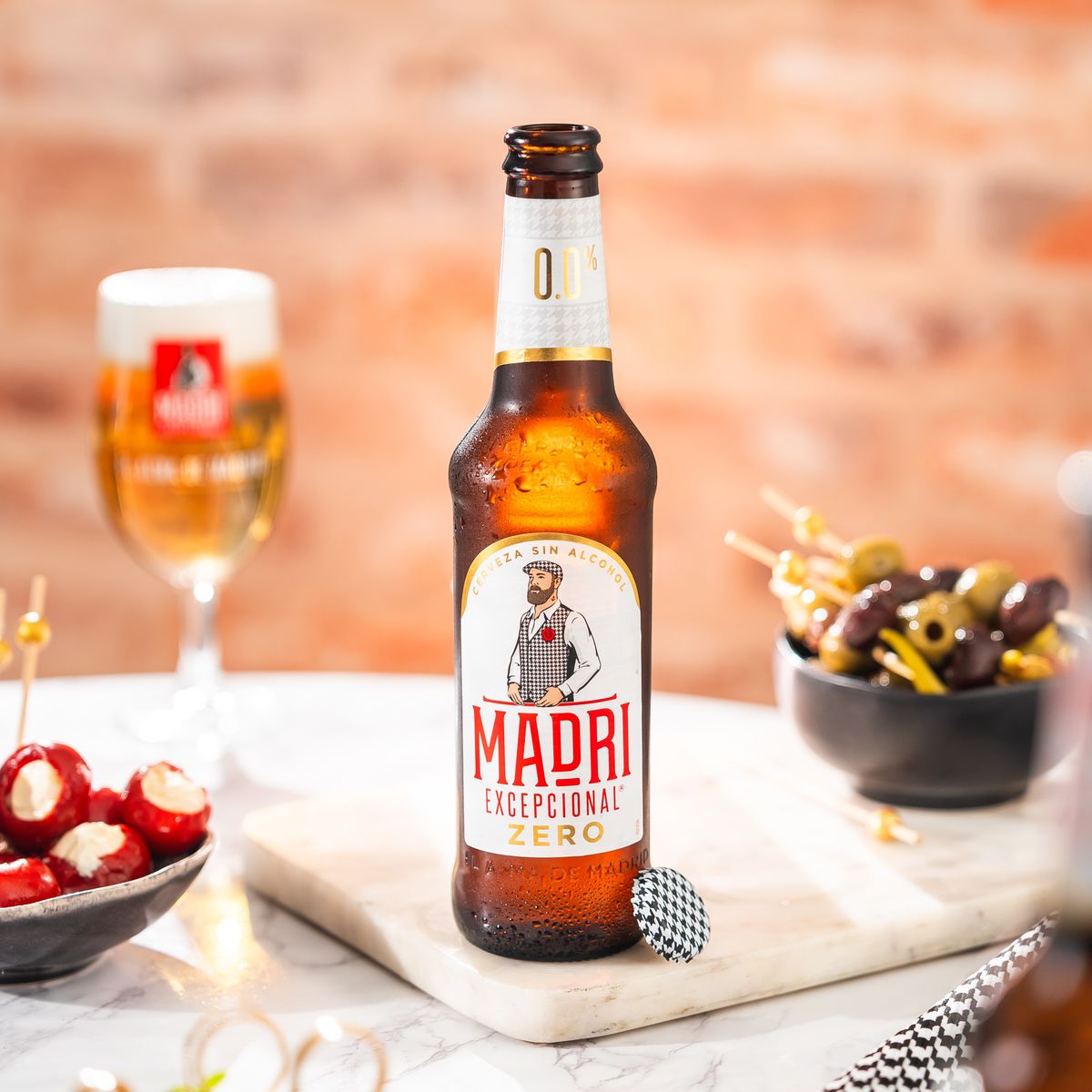  Madrí Excepcional 0.0% alcohol-free Spanish lager bottle and glass