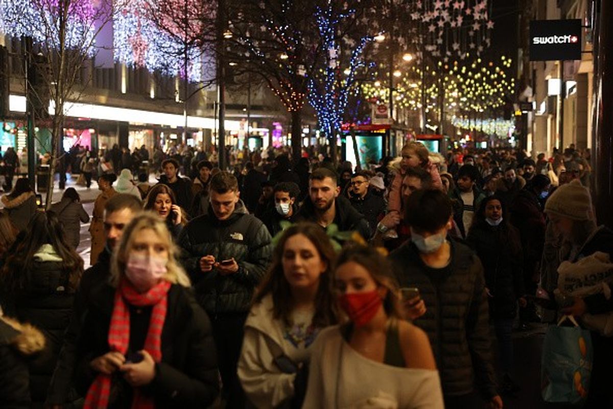 Dashing through the shops: Christmas shoppers to splash £2.87bn this ‘Panic Weekend’