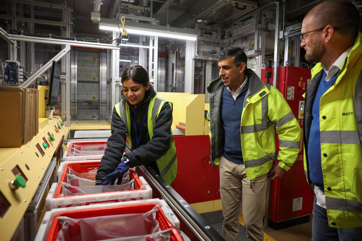 Sunak hunts for votes among the Ocado robots, at 4:50am