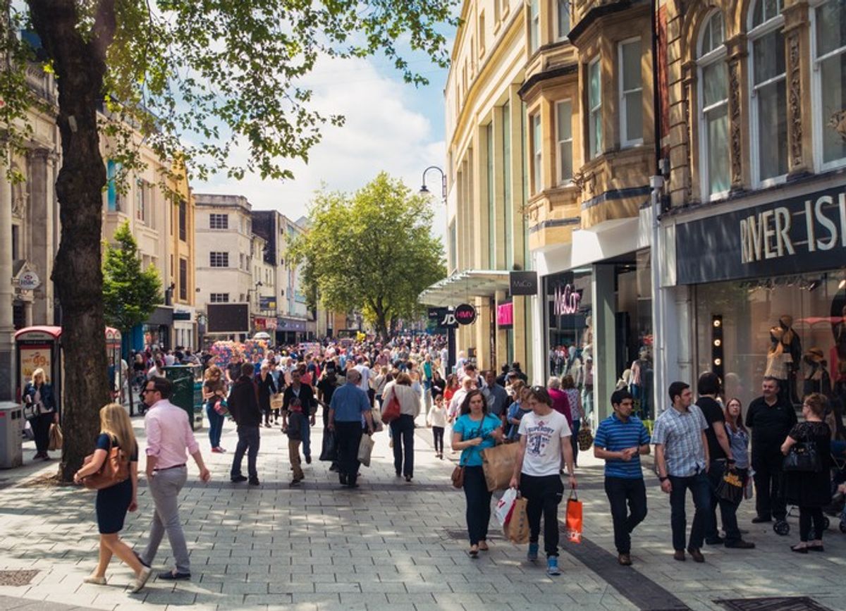 Footfall rose in retail destinations last week